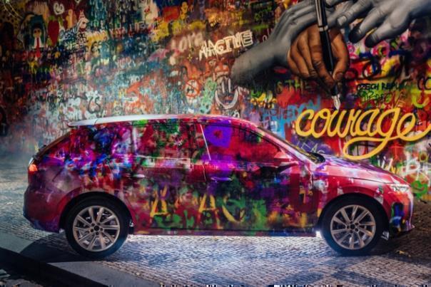 Skoda Scala im Camouflage-Look des Street Artists Chemis vor der Lennon Wall in Prag.  Foto: Auto-Medienportal.Net/Skoda